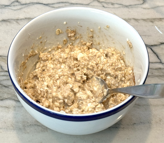 Add the water and mix thoroughly (the texture will be thick).