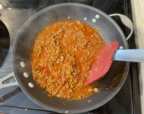 Finished beef with pasta sauce. 