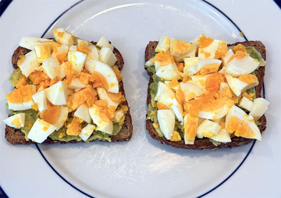 Split the eggs between the two slices of bread. 