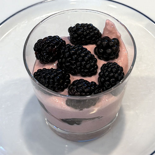 For each serving, spoon 4 tablespoons of the cottage cheese mixture into a small bowl or cup. Add a layer of blackberries (about 1 oz), then another 4 tablespoons of the mixture, and finish with a final layer of blackberries (about 1 oz) on top.
