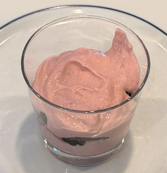 For each serving, spoon 4 tablespoons of the cottage cheese mixture into a small bowl or cup. Add a layer of blackberries (about 1 oz), then another 4 tablespoons of the mixture, and finish with a final layer of blackberries (about 1 oz) on top.