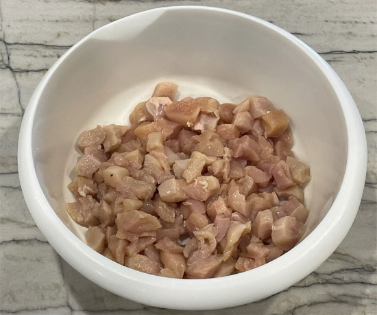 Cut the chicken into bite-sized pieces and put it in a mixing bowl.