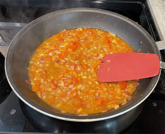 Put the red bell pepper and onion in the pan. Saute for 4-5 minutes until the onions are tender.