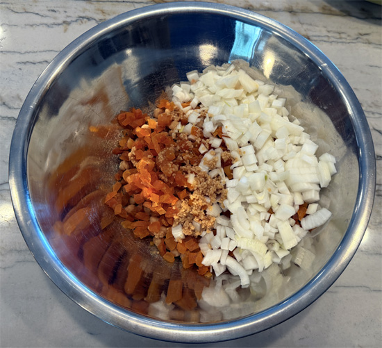 Combine chickpeas, apricots, onion, and garlic in a bowl.