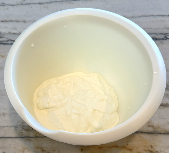 Mix the sour cream, tomato paste, dill pickles, onion, garlic powder and stevia together.