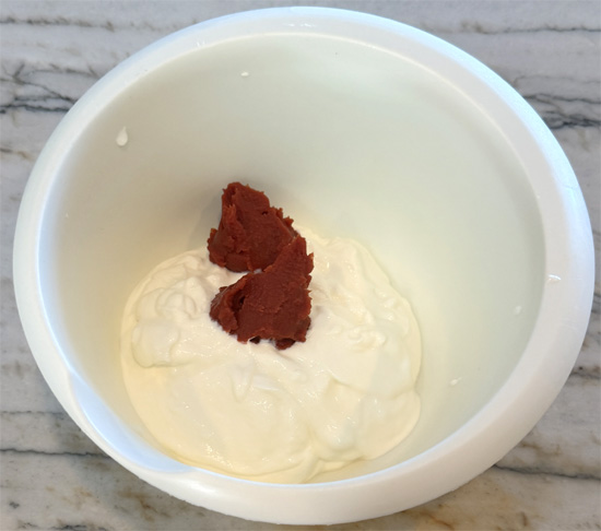 Mix the sour cream, tomato paste, dill pickles, onion, garlic powder and stevia together.