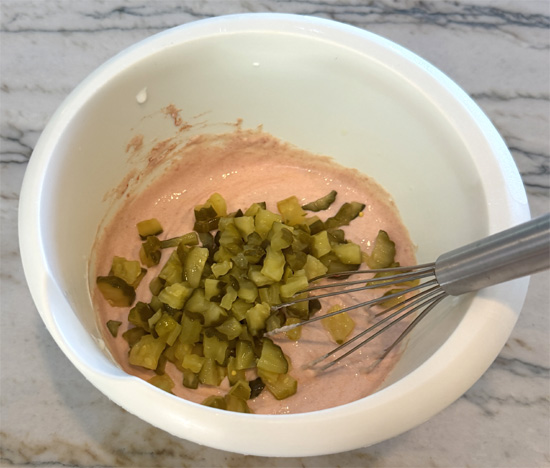 Mix the sour cream, tomato paste, dill pickles, onion, garlic powder and stevia together.