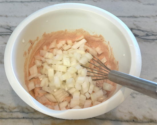 Mix the sour cream, tomato paste, dill pickles, onion, garlic powder and stevia together.