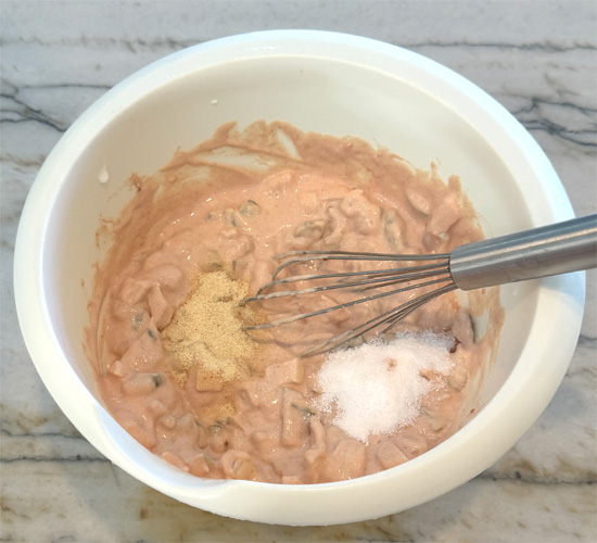 Mix the sour cream, tomato paste, dill pickles, onion, garlic powder and stevia together.
