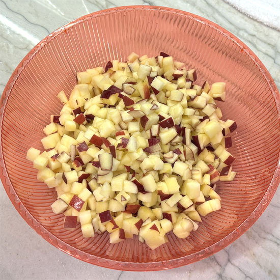 Start by removing the apple cores and chopping the rest into small pieces. 