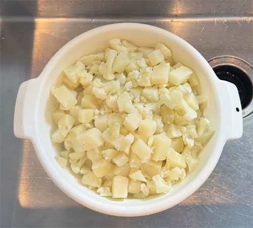 Pour the potatoes and cauliflower into a strainer and let them cool.