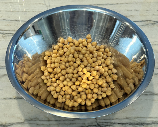 Drain the chickpeas and put them in a mixing bowl. Then, mash them up.