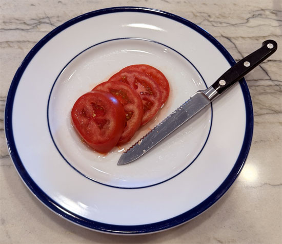 Slice the tomato pieces.