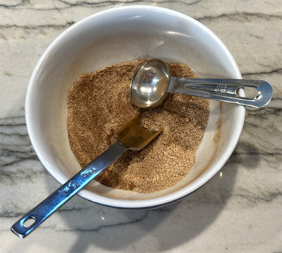 In a separate bowl, combine Splenda, allulose and cinnamon.