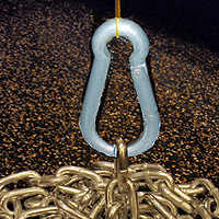 Close-up picture of the hook attaching the string to the chain.